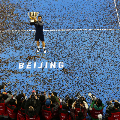 Andy Murray håller upp pokalen från ATP-turneringen i Kina.