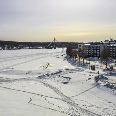 Ilmakuva Rovaniemeltä Kemijoesta Lainaanrannasta, taustalla jätkänkynttilä ja vastarannalla Pullinranta.