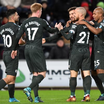 Manchester City-spelare firar lagets första mål.