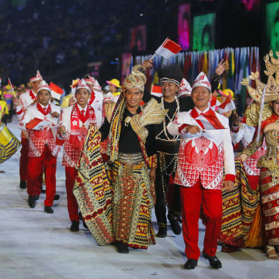 Idrottare från Indonesien vid OS-invigningen i Rio 2016.