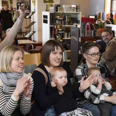 Glada regnbågsfamiljer på Sateenkaariperheet ry:s pressträff efter att riksdagen röstade för den nya moderskapslagen.