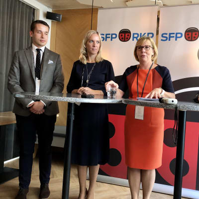Anna-Maja Henriksson med tre viceordförande på presskonferens i Vanda.