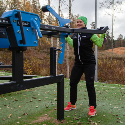 Lappeenrannan kaupungin liikunnanohjaaja Anne Peuhkuri treenaamassa Huhtiniemen ulkoliikuntapaikassa.