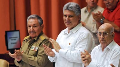 Raul Catro och Miguel Diaz-Canel applåderar i den kubanska nationalförsamlingen. 