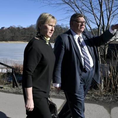 Sveriges och Finlands utrikesministrar promonerar längs Tölöviken i vårsolen.