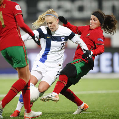 Adelina Engman dribblar med bollen mot portugisiska spelare.