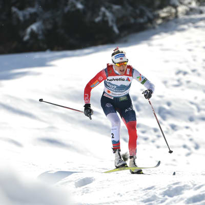 Norjan Therese Johaug hiihtämässä 30 kilometrin perinteisen kisaa Oberstdorfin MM-kisoissa 2021.