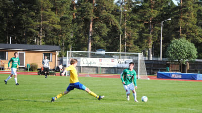 Chris Merriman spelar i försvaret i EIF/Akademi.