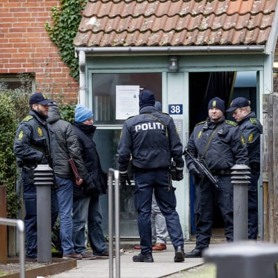 Den danska polisen genomsöker en lägenhet i Nørrebro efter terrordådet i Köpenhamn.