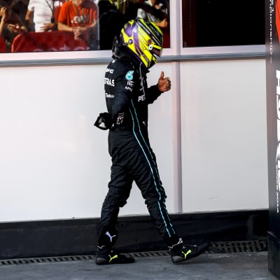 Lewis Hamilton lämnar depån.