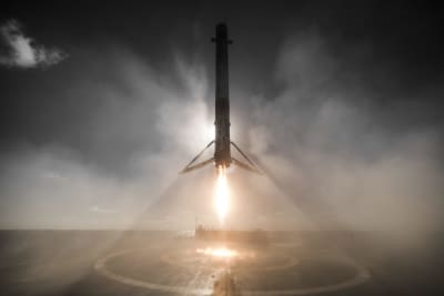 SpaceX-booster som landar på en pråm.