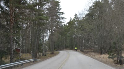 Cyklist kör längs Vålaxvägen