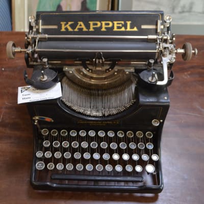 Gammal skrivmaskin på ett loppis