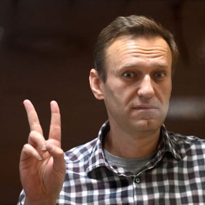Aleksej Navalnyj visade segertecknet under en rättegång i Moskva i februari i år. Han har suttit fängslad sen i januari, då han återvände till Ryssland från Tyskland. 