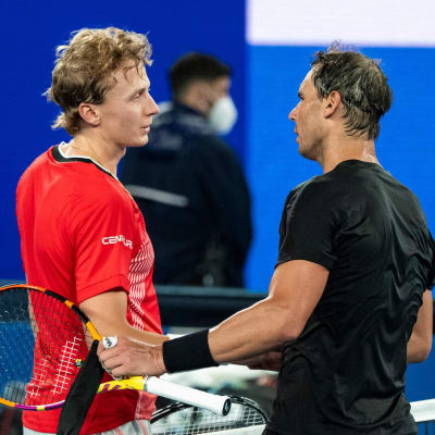 Emil Ruusuvuori pratar med Rafael Nadal.
