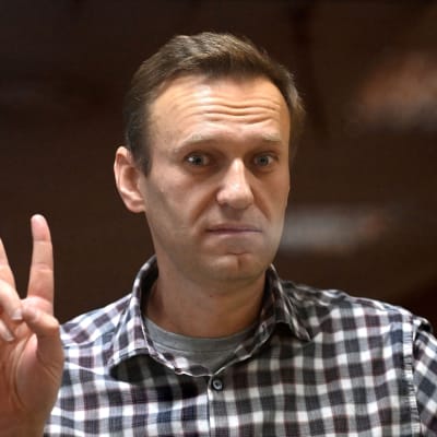 Aleksej Navalnyj visade segertecknet under en rättegång i Moskva i februari i år. Han har suttit fängslad sen i januari, då han återvände till Ryssland från Tyskland. 