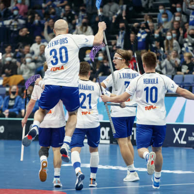 Suomalaiset tuulettavat kavennusmaalia MM-välierässä.