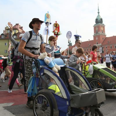 Fotgängare som deltar i pilgrimsfärd från Warszawa