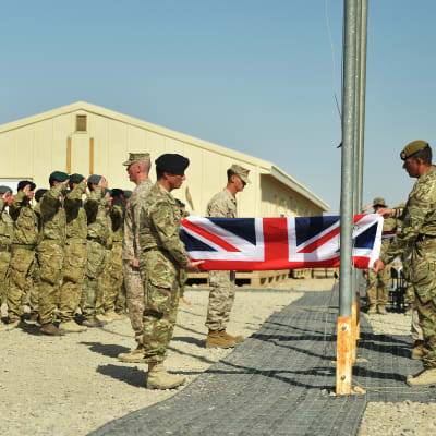 Stobritanniens, Förenta Staternas och Natos flagga halades för sista gången vid en ceremoni på en militärbas i Afghanistan den 26 oktober 2014.