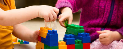 Barn leker med legobitar.