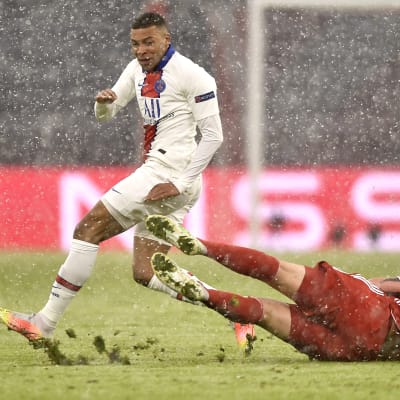 PSG:s Kylian Mbappé undviker en glidtackling i CL-kvarten mot Bayern München.