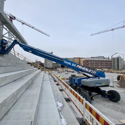 Tammelan stadionin työmaa maaliskuun 30. päivänä. Kuvassa ensimmäinen paikalleen asennettu stadionin katsomoelementtipohja.