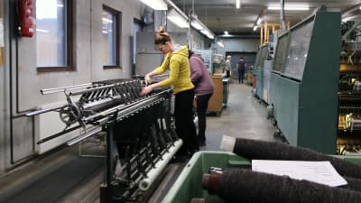 Pirtin kehräämön tuotantotilat Mikkelissä, työntekijöitä lankakoneen äärellä