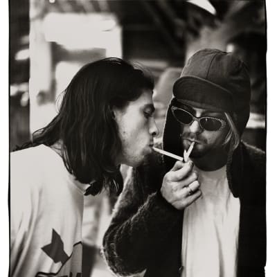 Dave Grohol och Krt Cobain i Nirvana tänder en cigarrett tillsammans.
