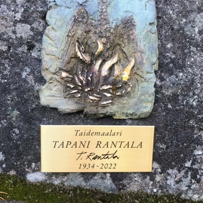 Kuvassa pronssinen reliefi, joka tehty taidemaalari Tapani Rantalan muistoksi.