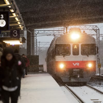 Junaliikenne, Ilmalan asema, rautatieasema, matkustajia, junamatkustajia, työmatka