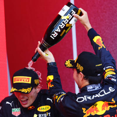 Max Verstappen ja Sergio Perez juhlivat. 