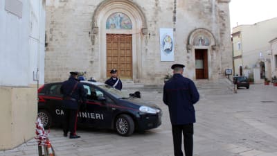 Polisen övervakar byn Grumo Appula i Italien i samband med begravningen av en ledare för maffiagruppen 'Ndrangheta