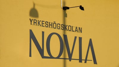 Yrkeshögskolan Novias skylt på gul vägg.