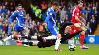 Eden Hazard gör mål bakom Kasper Schmeichel i Premier League.