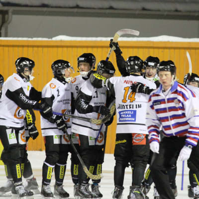 Kampparit firar mål mot Akilles 2.3.2016.