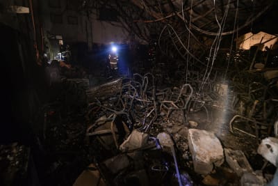 Bara bränt bråte låg kvar efter att släckningsarbetet avslutats i bröllopslokalen i Al-Hamdaniya, Irak. 