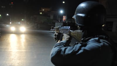 Afghanistansk polis övervakar vägen från Wazir Akbar Khan efter attack mot ett hotell 27.5.2015