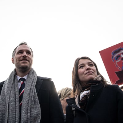Zdenek Hrib på Boris Nemtsovs torg i Prag tillsammans med Nemtsovs dotter Zhanna.
