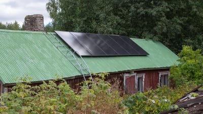 fallfärdigt hus med solpaneler