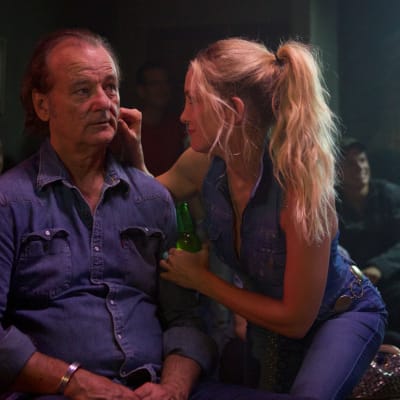 En fräsch Kate Hudson nyper en ärrad Bill Murray i kinden