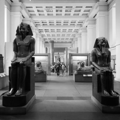 Egyptiska statyer på British museum. Svartvitt foto.