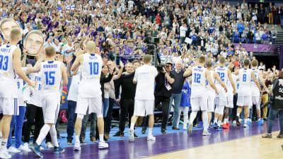 Finlands herrlandslag i basket tackar publiken efter match.
