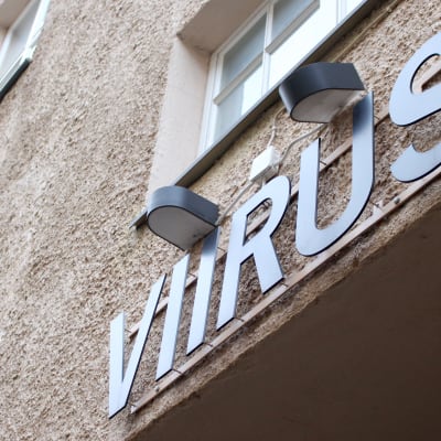 Teater Viirus skylt mot Sjötullsgatan i Kronohagen