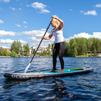 Tiia Vepsäläinen sup-lautailee Saimaalla Lappeenrannan Myllysaaren rannassa.