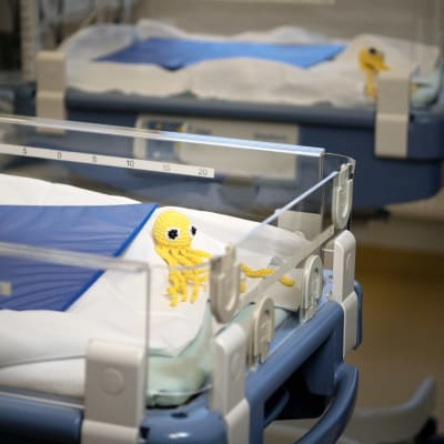 Virkattu turvalonkero vauvan sairaalasängyssä lasten ja nuorten klinikalla Tayksissa.