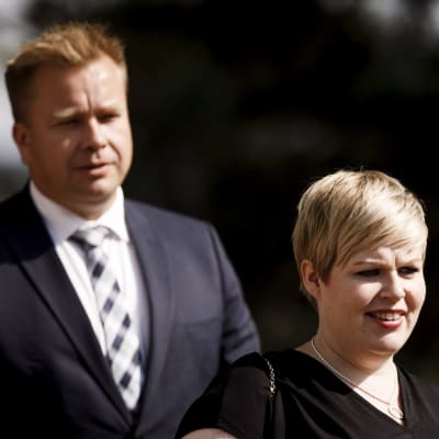 Annika Saarikko i förgrunden, Antti Kaikkonen i bakgrunden.