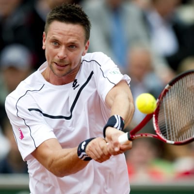 Robin Söderling slår bollen.