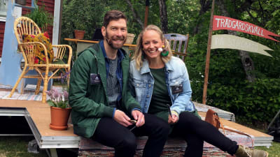 Jonas Sundström och Elin Skagersten-Ström sitter på scenen framför Strömsö villan.
