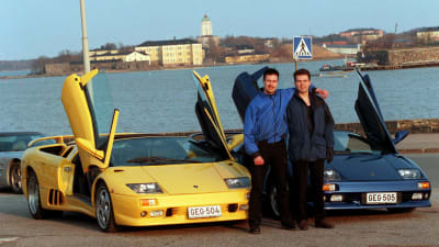 Yrittäjäveljekset Antti ja Jaakko Rytsölä poseeraavat Lamborghini-autojensa kanssa vuonna 2000.