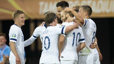 Finland firar mål.